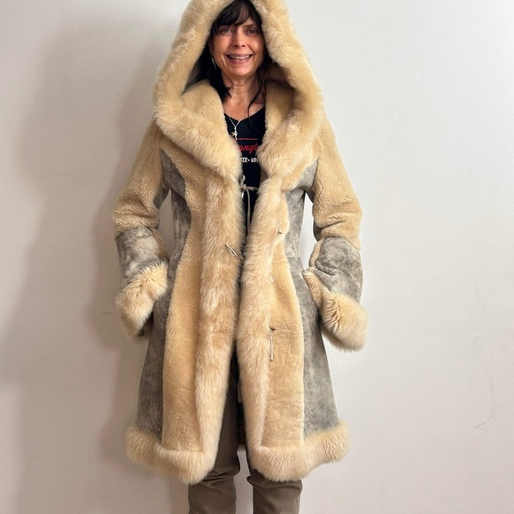 Genuine reversed lamb skin, coat with fox fur trim - Picture 5 of 8